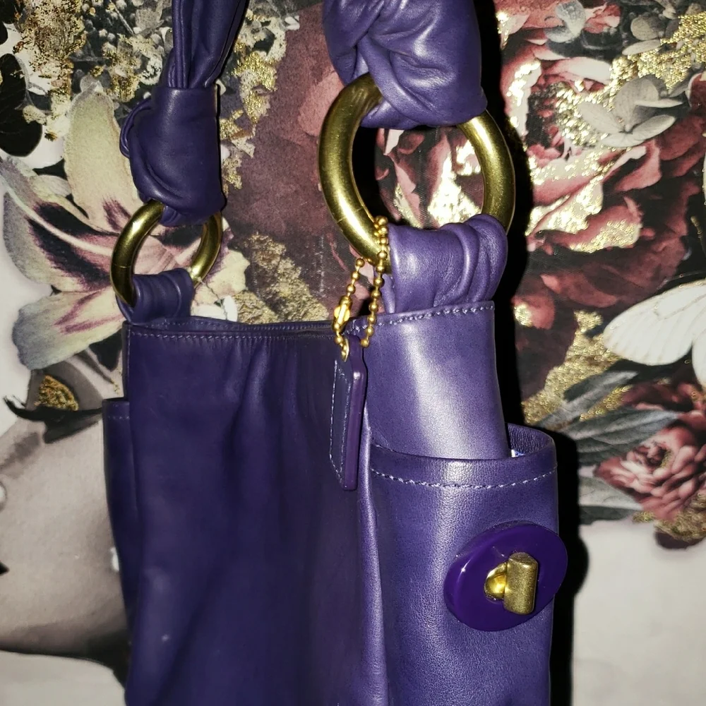 Coach Turnlock Lambskin Shoulderbag - Picture 2 of 9